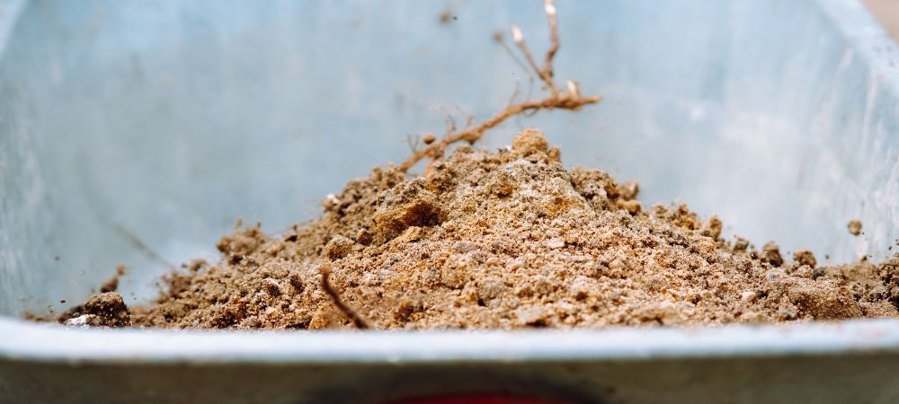 préparer la terre pour la culture de cannabis en extérieur