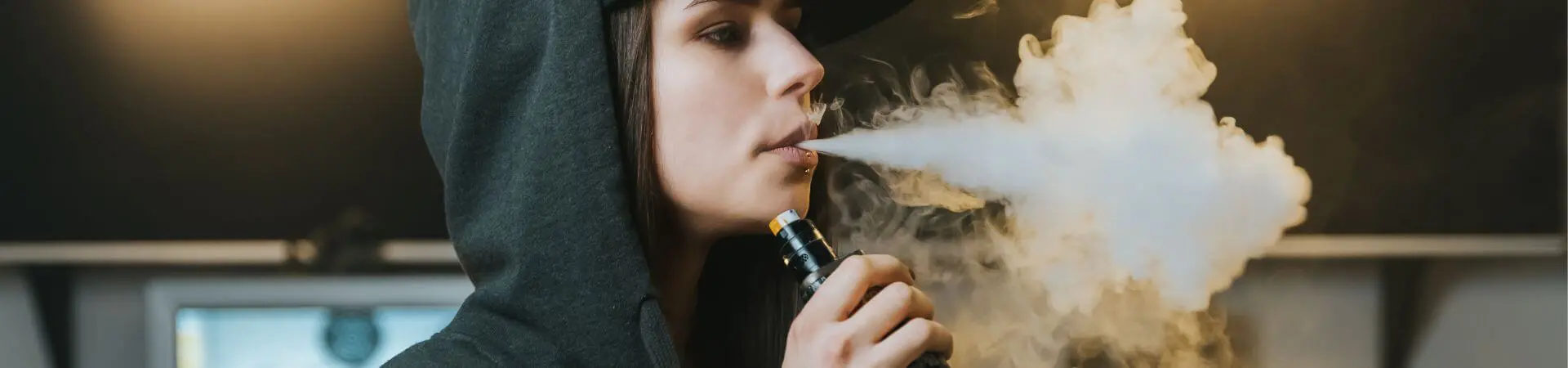 faut il avaler la fumer de la cigarette électronique Faut-il avaler la fumée de la cigarette électronique ? Nos réponses main image 1