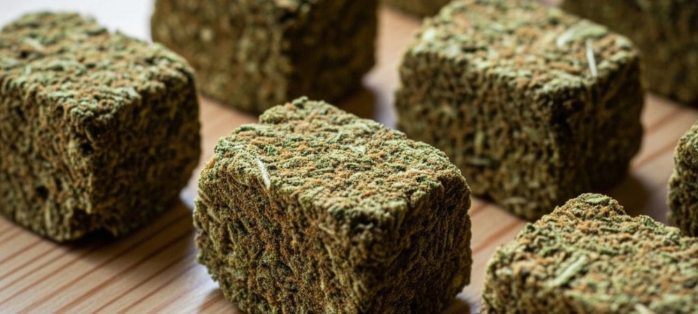 ensemble de cannabis compressé